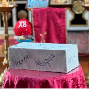 Вклад в вечность. Обычай оставлять имена жертвователей на стенах возводящихся храмов восходит к древней христианской практике сохранения памяти в камне. Это уникальная возможность сделать именной вклад в храмостроительство. Имя поминается за каждым богослужением, пока стоит дом Божий, создавая неразрывную молитвенную связь между благотворителем и обителью. Так кирпич становится не просто строительным материалом, а символом личного созидания Церкви Христовой.